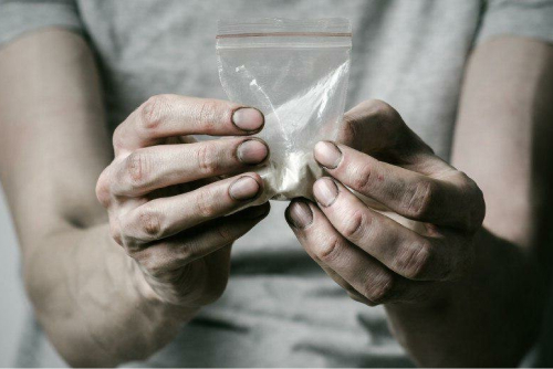 Мужчина держит соль