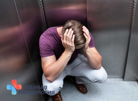 Человек чувствует тревогу в лифте Человек в лифте