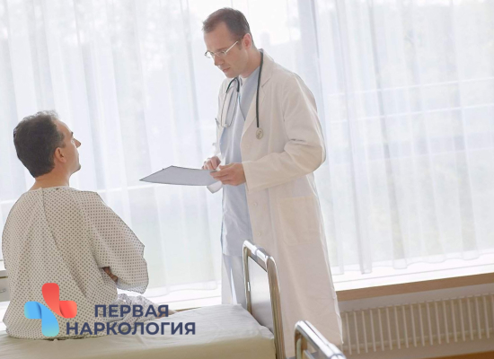Психиатр разговаривает с пациентом Психиатр и пациент